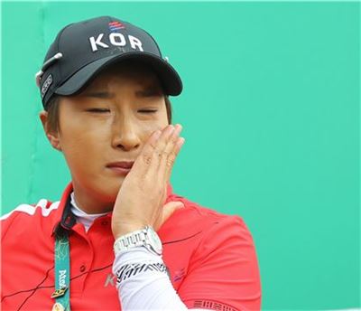 박세리가 지난 8월 박인비가 리우올림픽 여자골프 금메달이 확정되는 순간 기쁨의 눈물을 흘리고 있다.