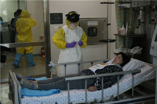 지난 7일 서울의료원에서 사전 촬영된 감염병 현장 훈련 모습(제공=서울시)