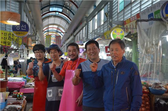 대전 태평시장 상인들이 시장 내에 모여 활짝 웃으면서 파이팅을 외치고 있다. 