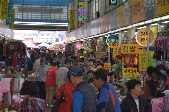 '코리아세일페스타'가 열리고 있는 대전 중앙시장이 고객들로 장사진을 이루고 있다.  