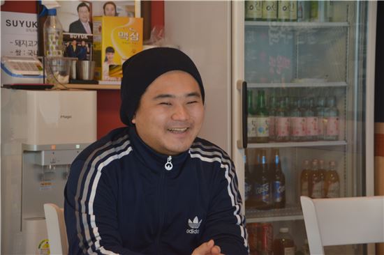 대전 태평시장 청년맛it길에서 '오직, 수육' 식당을 운영하고 있는 20대 우병우 사장이 활짝 웃고 있다. 