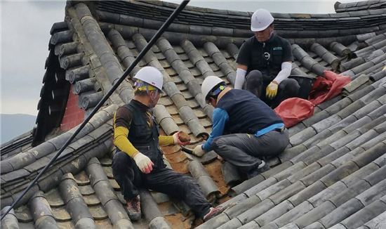 지난 10일 기와 기능공들이 경주 지진 피해지역에서 한옥 지붕 복구 작업을 하고 있다. (사진=연합뉴스)
