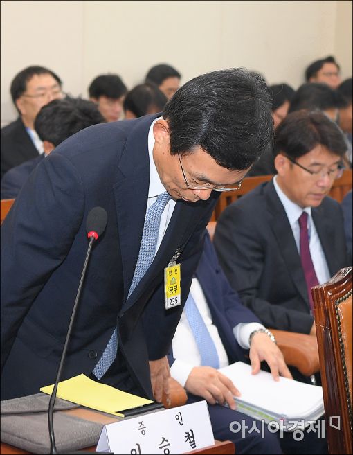 [포토]고개숙인 이승철 부회장