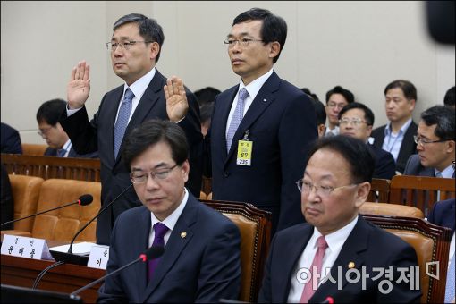 [포토]증인선서하는 이승철 부회장