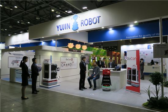 경기 일산 킨텍스에서 열린 '2016 로보월드' 박람회에 유진로봇 부스가 설치돼 고객들을 맞이하고 있다.
