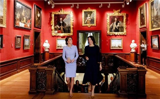 캐서린 미들턴 영국 왕세손비가 11일(현지시간) 네덜란드 헤이그에 있는 마우리츠 하위스 미술관을 방문하고 있다.(사진출처=AP)