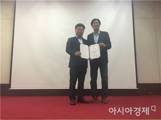 산림조합중앙회 이석형 회장(전 함평군수)이 지난 9월 24일 한국벤처농업대학 명예교수로 위촉 받았다. 사진=산림조합중앙회 