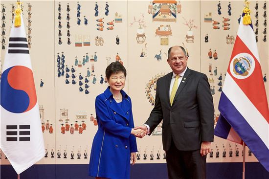 박근혜 대통령이 12일 청와대에서 루이스 기예르모 솔리스 코스타리카 대통령과 정상회담에 앞서 기념촬영을 하고 있다. 