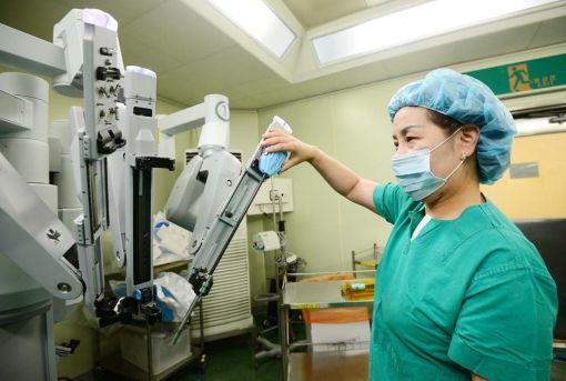 문혜성 센터장이 의료로봇을 이용한 싱글사이트 수술을 시연하고 있다.