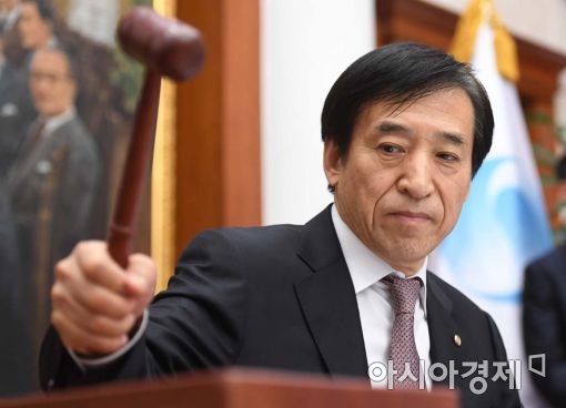 [포토]의사봉 두드리는 이주열 한국은행 총재 