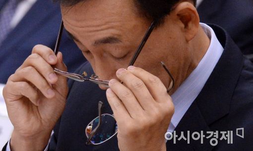 [포토]안경 벗는 김수남 검찰총장