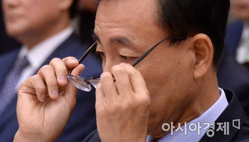 [포토]안경 고쳐쓰는 김수남 검찰총장