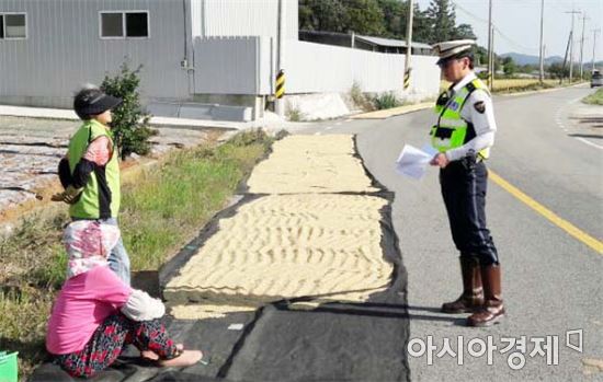 함평경찰, 도로변 농작물건조 현장 교통사고 예방 활동