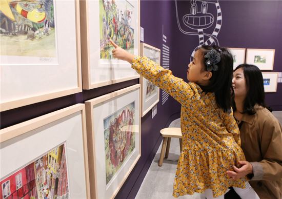 13일 현대어린이책미술관에서 열린 '덴마크에서 온 두 친구'를 찾은 어린이들이 전시회를 구경하고 있다.
