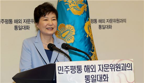 박근혜 대통령이 13일 청와대에서 열린 민주평통 해외자문위원들과의 '통일대화'에 앞서 모두발언을 하고 있다. <사진제공: 연합뉴스>