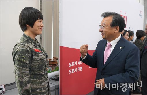 [포토]여군앞에서 주먹 쥔 이정현 대표