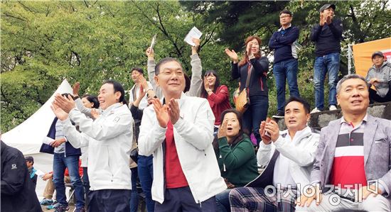 장만채 전남도교육감이 전국체전에 참가한 선수들을 응원하고있다.