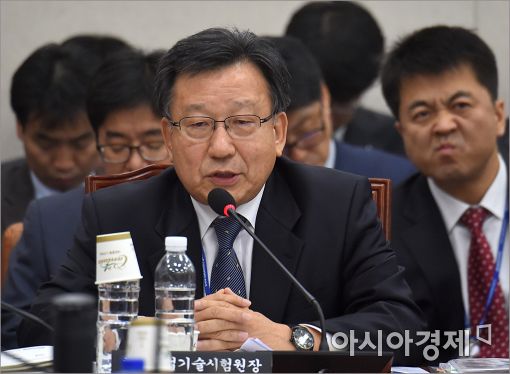 [포토]답변하는 이원복 산업기술시험원장