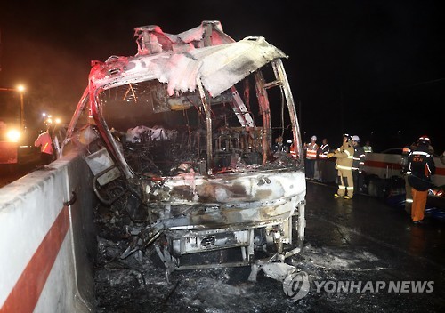 경부고속도 언양분기점에서 경주 IC 방향 1km 지점에서 화재가 발생한 관광버스, 사진제공=연합뉴스