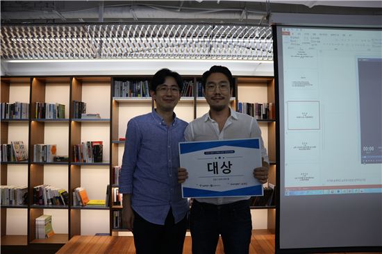 밀레뉴엄이 9월 29일 '서울시 스펙 말고 실력 창업경진대회'에서 음악 경연 플랫폼 'MUSIC I/
O'로 대상을 받았다. 사진 왼쪽부터 닷네임코리아 강희승 대표, 밀레뉴엄 김유진 마케팅 총괄