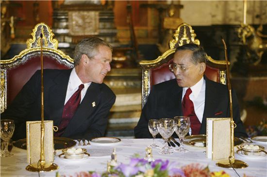 ▲지난 2003년 태국 방콕을 방문한 조지 W. 부시 당시 미 대통령과 푸미폰 아둔야뎃 태국 국왕이 이야기를 나누고 있는 모습(사진=AP연합뉴스)
