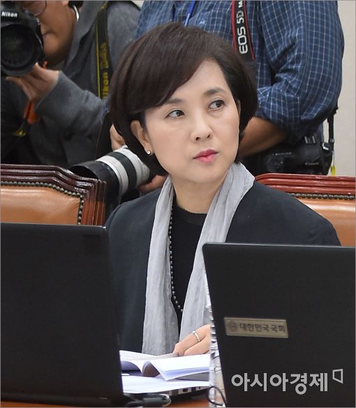 [포토]결의에 찬 표정의 유은혜 의원