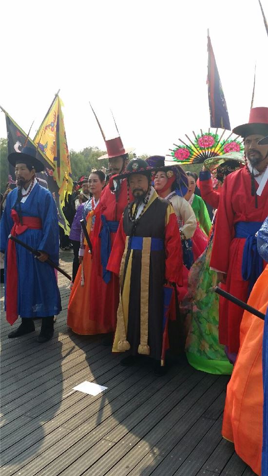 박홍섭 마포구청장(가운데)가 사또 복장을 하고 등장하고 있다.