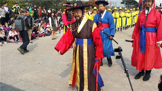 박홍섭 마포구청장이 제9회 마포나루새우젓축제에서 사또로 분장해 축제 시작을 알리기 위해 등장하고 있다.
