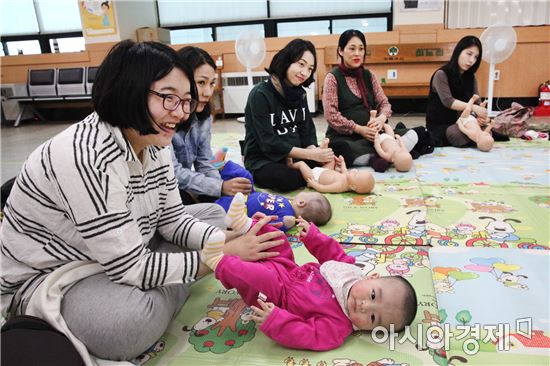 [포토]광주동구, ‘오감발달 아기마사지’건강교실