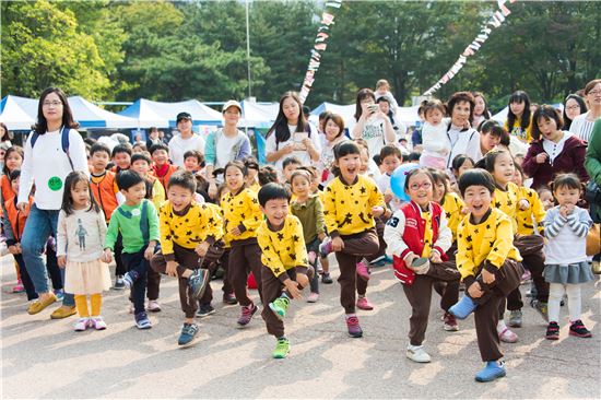 양천구 민간어린이집 원아들이 닭싸움 출발에 나서고 있다. 