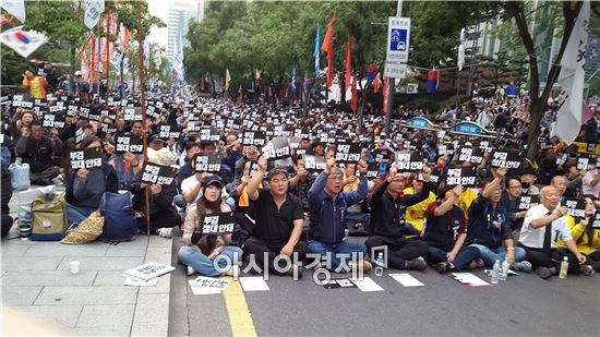 백남기 투쟁본부는 15일 오후 서울 종각역에서 집회를 열고 부검영장 철회와 책임자 처벌 등을 촉구했다.