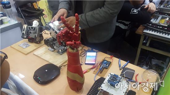 서울로봇고등학교 학생들이 제작한 아이언맨 팔모양의 로봇.