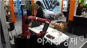 [르포] "놀면서 로봇·과학 배워요"…주말 가족참관객 붐빈 '2016 로보대전'