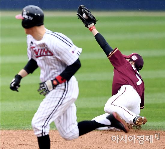 [포토]김하성, '실점 막은 호수비'