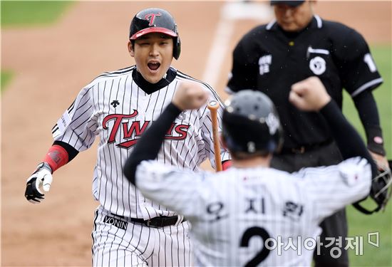 [포토]환호하는 유강남, '선제 투런포 넘겼어!'