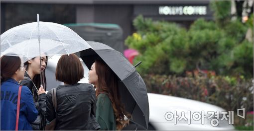[포토]우산 속 수다