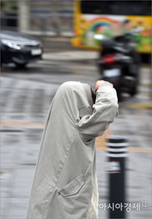 [포토]"우산없다, 뛰자"