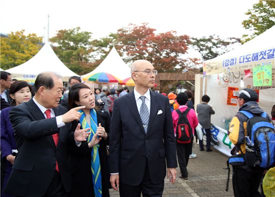 박홍섭 마포구청장이 아오키 카츠노리 카츠시카구 구장과 함께 새우젓축제 행사장을 둘러보았다.
