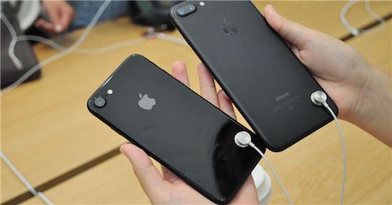애플의 '간 큰' 도전, 전시용 아이폰에 도난방지선 없애