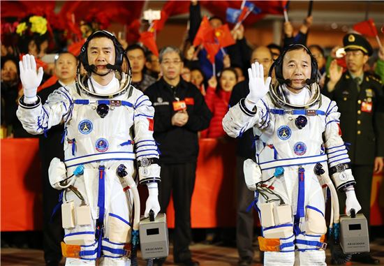 17일 중국의 유인 우주선 '선저우(神舟) 11호'를 발사를 앞두고 열린 기념행사에서 우주인들이 손을 흔들어 인사하고 있다.(사진=EP연합)