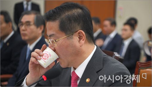 [포토]물 마시는 성영훈 국민권익위원장