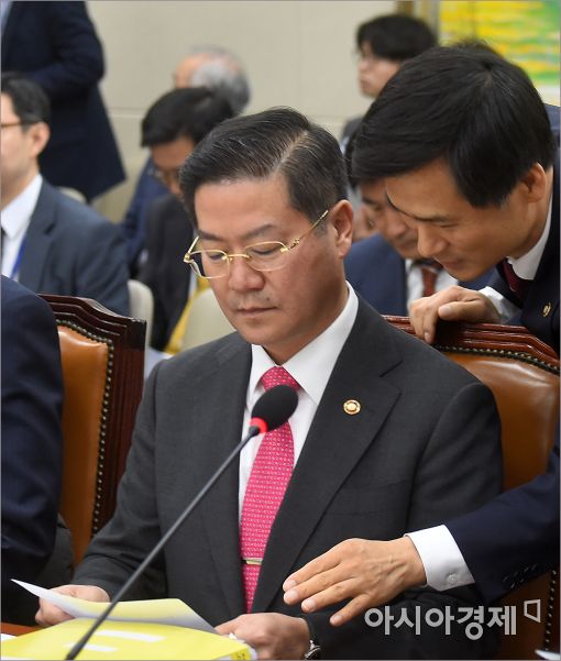 [포토]보고 받는 성영훈 국민권익위원장