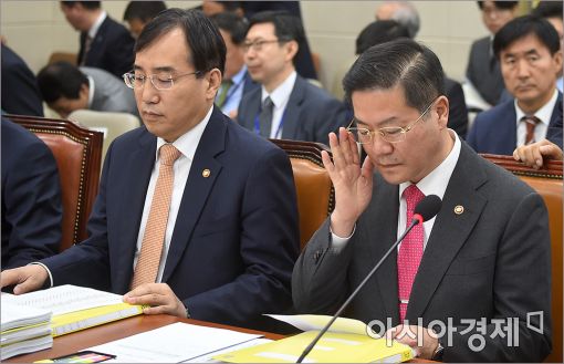 [포토]자료 확인하는 성영훈 국민권익위원장
