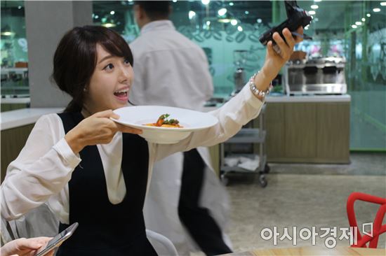 사진=송이진 리포터가 셀프카메라를 들고 먹방 촬영을 하고 있는 모습.