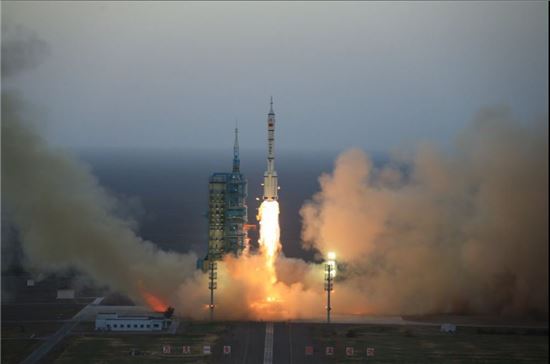 ▲선저우 11호가 우주로 발사되고 있다.[사진제공=중국 CCTV]