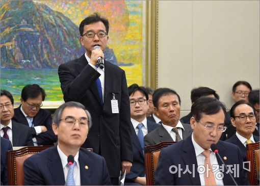 [포토]국정감사 출석한 '천황폐하 만세'논란의 이정호 센터장