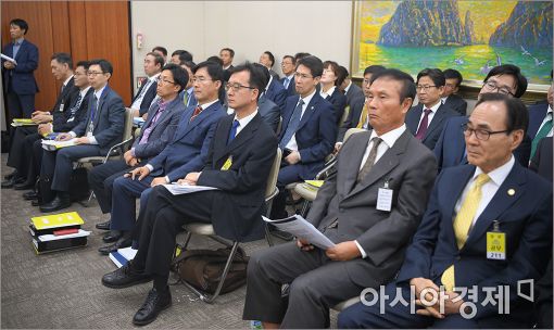 [포토]국정감사장에서 다리 꼰 이정호 센터장