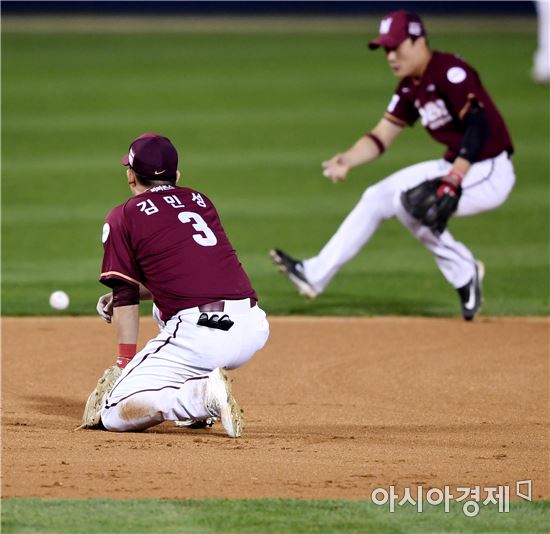 [포토]공 놓친 김민성, '야속한 불규칙 바운드'