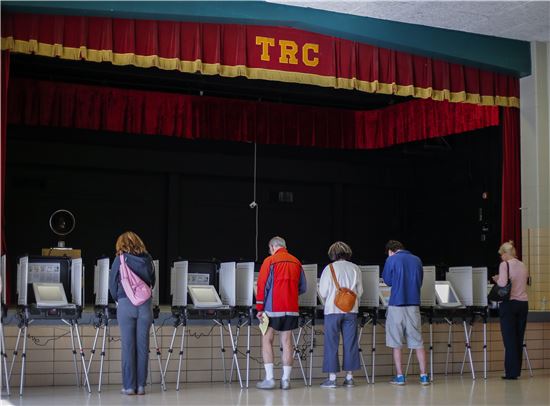 ▲조지아 주 터커의 조기투표소에서 유권자들이 투표를 하고 있다. (EPA=연합뉴스)