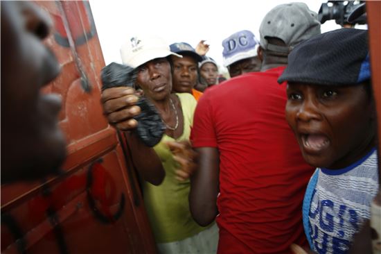 [포토]"식량배급 언제 되나"…분노한 아이티 사람들